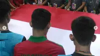 Timnas Indonesia U-19 memegang bendera Merah-Putih jelang berlaga melawan Myanmar dalam penyisihan Grup B Piala AFF U-18 2017 di Stadion Thuwunna, Yangon, Selasa (5/9/2017). (Instagram)