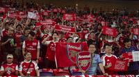 Para pendukung Arsenal bersorak dalam laga persahabatan antara Arsenal FC dan Tottenham yang berlangsung pada ajang Hong Kong Football Festival di Stadion Kai Tak, Hong Kong, Kamis, 31 Juli 2025. (AP Photo/Chan Long Hei)&nbsp;Ask ChatGPT&nbsp;