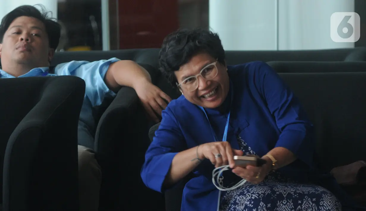 Pimpinan KPK terpilih Lili Pintauli Siregar (kanan) saat mendatangi Gedung KPK, Jakarta, Selasa (19/11/2019). Lili Pintauli Siregar akan bertemu dengan pimpinan KPK lama untuk berdiskusi tentang pemberantasan korupsi. (merdeka.com/Dwi Narwoko)