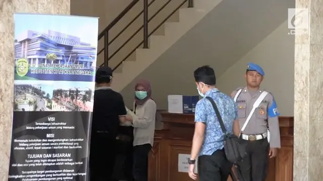 Penyidik KPK menggeledah kantor Dinas PU Kabupaten Kutai kartanegara (Kukar).