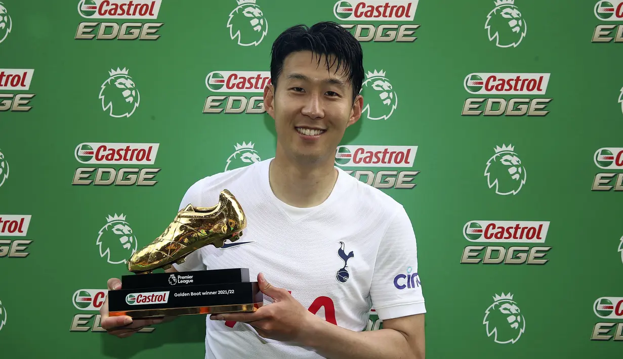 Pemain Tottenham Hotspur Son Heung-min berpose dengan penghargaan sepatu emas Liga Inggris usai melawan Norwich City di Stadion Carrow Road, Norwich, Inggris, 22 Mei 2022. Tottenham Hotspur menang 5-0. (Nigel French/PA via AP)