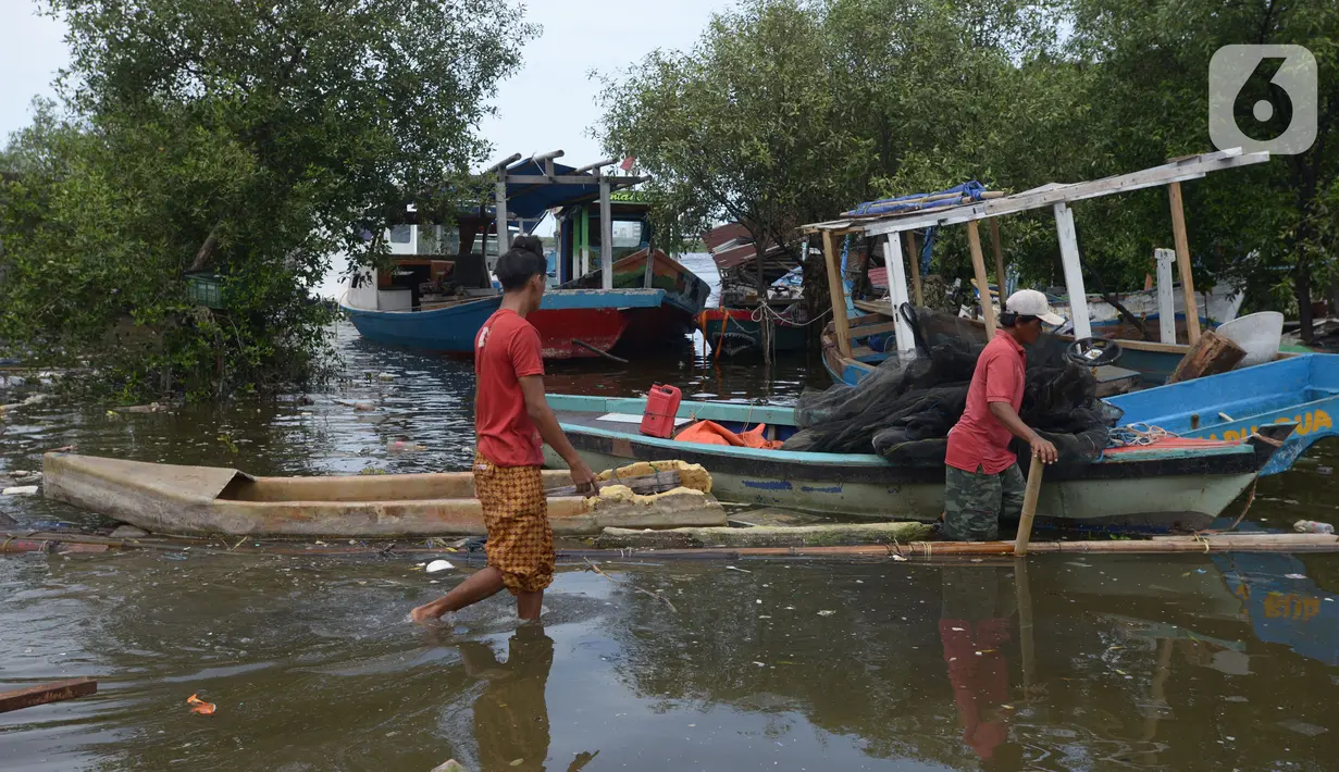 Aktivitas warga di pantai Marunda dan kawasan Si Pitung, Jakarta, Kamis (9/12/2021). Di beberapa titik masih tergenang akibat banjir rob (air laut pasang) dan gelombang  pasang air laut merupakan masalah serius yang dihadapi beberapa wilayah pesisir di Indonesia. (merdeka.com/Imam Buhori)