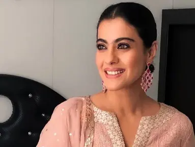 Aktris India satu ini memang cukup sering bermain dalam film Bollywood yang tentunya laris di pasaran. Bahkan Kajol juga sering beradu akting dengan Shahrukh Khan. (Liputan6.com/IG/@kajol)