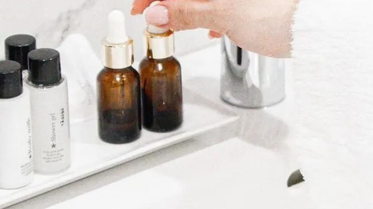 5. Essence: Ringan, Menambah Kelembapan dan Meratakan Warna Kulit
