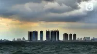 Awan cumulonimbus menyelimuti perairan Teluk Jakarta, Minggu (10/1/2021). Sejak beberapa hari terakhir, perairan Teluk Jakarta diselimuti cuaca ekstrem yang berbahaya bagi pelayaran dan penerbangan. (merdeka.com/Arie Basuki)