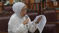Terdakwa kasus dugaan penyebaran berita bohong atau hoaks Ratna Sarumpaet sedang membacakan pledoi saat sidang lanjutan di PN Jakarta Selatan, Selasa (18/6/2019). Sidang tersebut beragenda pembacaan pledoi atau nota pembelaan dari terdakwa. (Liputan6.com/Herman Zakharia)