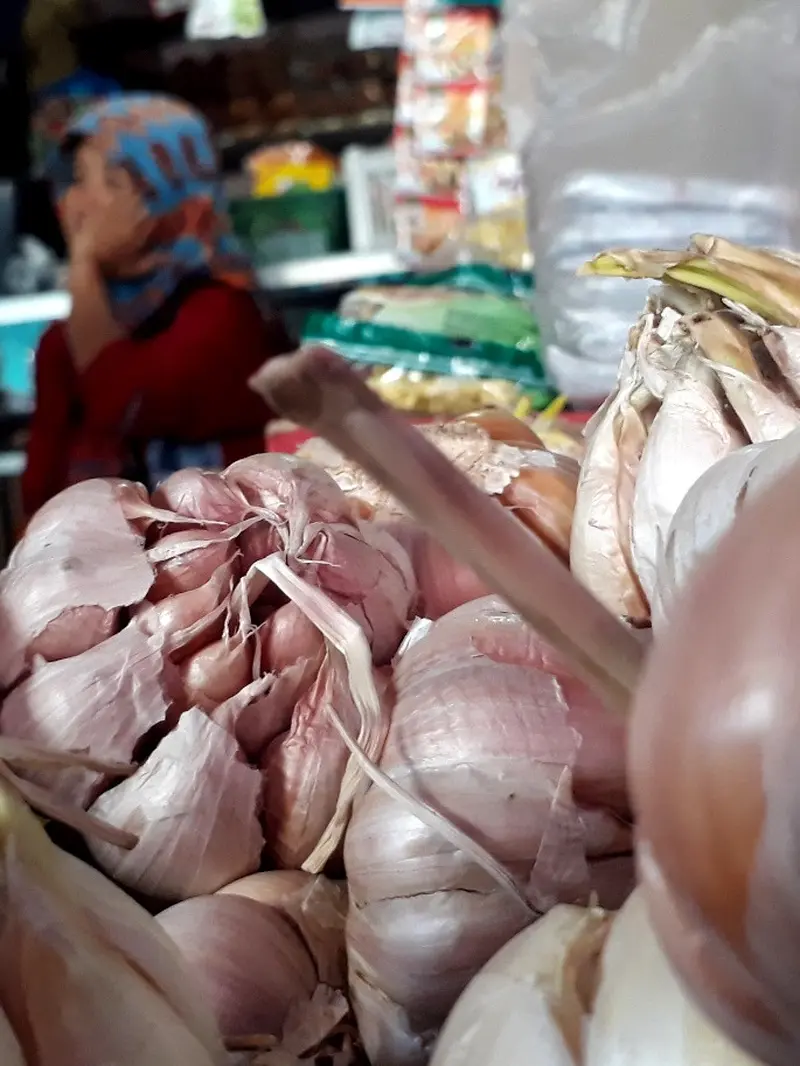 Stok bawang putih di pasar tradisional Cilacap, Jawa Tengah langka . (Foto: Liputan6.com/Muhamad Ridlo)