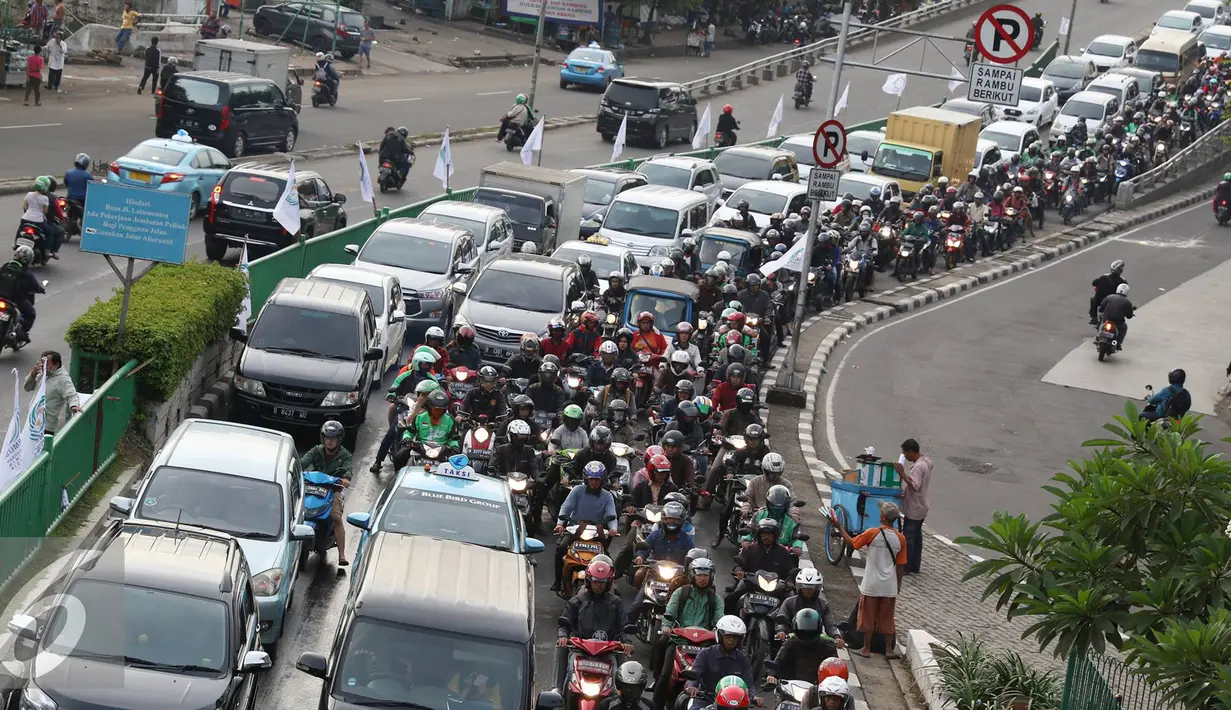Kemacetan yang senantiasa terjadi di kawasan Tanah Abang, Jakarta, Jumat (30/9). Data Balitbang Kemen PUPR tahun 2015 menunjukkan kerugian akibat macet di Jakarta mencapai Rp65 triliun pertahun. (Liputan6.com/immanuel Antonius)