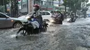 Sejumlah kendaraan menerobos banjir di kawasan Kemang, Jakarta Selatan, Kamis (18/10). Akibat hujan deras, kawasan di Jalan Kemang kembali tergenang air. (Liputan6.com/Herman Zakharia)