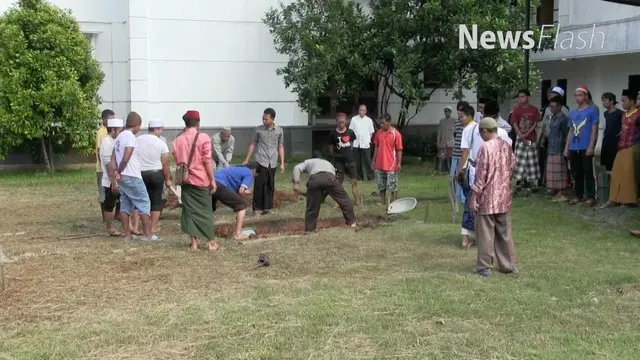 Santri pesantren Al-Hikam, Depok, Jawa Barat, terus mempersiapkan makam yang akan menjadi tempat persemayaman terakhir almarhum mantan Ketua Umum PBNU KH Hasyim Muzadi.