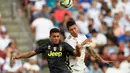 Striker Juventus Matheus Pereira berebut bola udara dengan bek Real Madrid Javier Sanchez selama babak kedua pertandingan International Champions Cup (ICC) di Landover, Md (4/8). Madrid menang telak 3-1 atas Juventus. (AP Photo/Nick Wass)