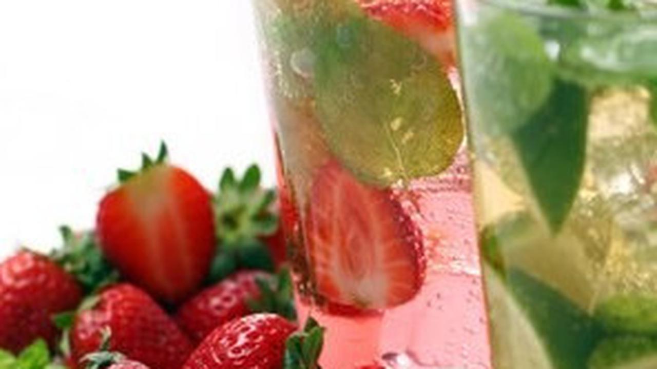 Campurkan 3 buah stroberi (potong setengah), 2 buah belimbing (potong kecil-kecil), dan 3 lembar daun mint ke dalam satu botol air mineral. Diamkan dalam kulkas selama 12–24 jam untuk hasil terbaik.