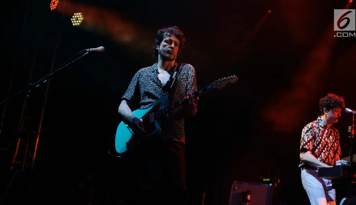 Grup band Franz Ferdinand beraksi pada konsernya di Tennis Outdoor, Senayan, Jakarta, Jumat (30/11). Konser band asal Skotlandia tersebut bertajuk "Franz Ferdinand and The Local Heroes". (Liputan6.com/Faizal Fanani)