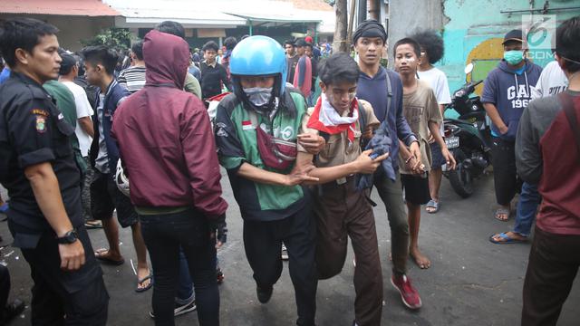 Gas Air Mata Bikin Pelajar Tumbang Saat Demo di DPR