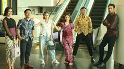 6 bulan berlalu sejak KKN di Desa Penari resmi tayang bioskop setelah beberapa kali tertunda, tak sedikit penggemar yang merindukan kebersamaan para pemain film yang disutradarai oleh Awi Suryadi ini. Aulia Sarah, Calvin Jeremy, Megantara, Adinda Thomas hingga Fajar Nugra turut hadiri acara perilisan trailer dan poster KKN di Desa Penari: Luwih Dowo Luwih Medeni. (Liputan6.com/IG/@tissabiani)