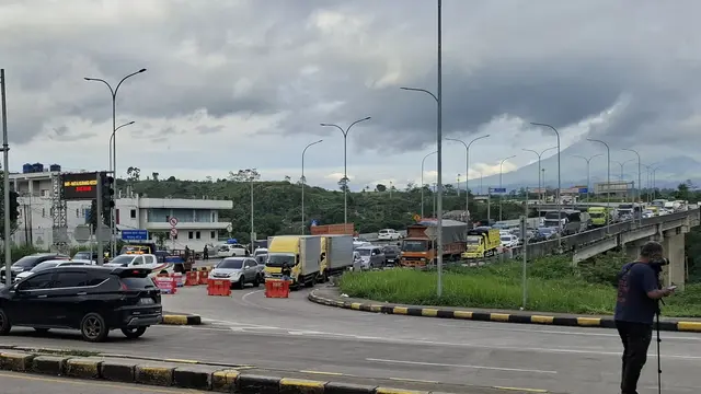 Arus balik libur panjang (long weekend) Isra Miraj di jalur arteri Sukabumi menuju Bogor, Jawa Barat Minggu (18/1/2026).