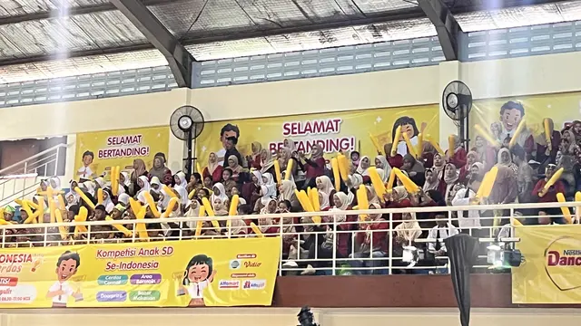 PT Nestle Indonesia bersama Kementerian Pendidikan Dasar dan Menengah menyelenggarakan program DANCOW Indonesia Cerdas di Gor Seskoal, Jakarta, pada Minggu (13/4/2025).