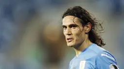 Duet penyerang Uruguay, Edinson Cavani dan Luis Suarez langsung menggebrak lini pertahanan lawan dan menebar ancaman di awal-awal laga. (AP/Bruna Prado)