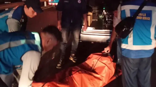 Terjebak dalam Mercy Terbakar Usai Tabrak Truk, Dua Tewas