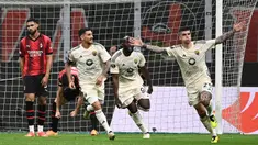Pemain AS Roma, Gianluca Mancini melakukan selebrasi setelah mencetak gol saat pertandingan leg pertama perempat final Liga Europa 2023/2024 melawan AC Milan di Stadion San Siro, Milan pada 11 April 2024. (Isabella BONOTTO/AFP)