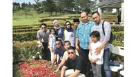 6 Momen Keluarga Bunga Citra Lestari Ziarah ke Makam Ashraf, Terlihat Tegar