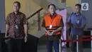 Mantan Presiden Direktur PT Lippo Cikarang Bartholomeus Toto usai menandatangani berkas perpanjangan penahanan untuk 40 hari ke depan di Gedung KPK, Jakarta, Jumat (6/11/2019). Toto merupakan tersangka dalam kasus dugaan suap perizinan proyek pembangunan Meikarta di Bekasi. (merdeka.com/Dwi Narwoko)