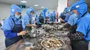 Para pekerja mengolah kerang abalon di sebuah perusahaan, Lianjiang, Provinsi Fujian, China, 14 Juli 2020. Pada 2019, total produksi abalon di Lianjiang mencapai 48.000 ton, menghasilkan nilai output sebesar 5,6 miliar yuan (1 yuan = Rp 2.087). (Xinhua/Jiang Kehong)