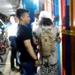 Polisi menyegel rumah pelaku penganiayaan dan penelantaran 3 anak angkatnya, di Jalan Mirah Seruni, kelurahan Pandang, kecamatan Panakkukang, Makassar, Senin (17/9) malam, sekitar pukul 21.00 (Sahrul Ramadhan/JawaPos.com)