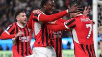 Penyerang AC Milan asal Inggris Tammy Abraham merayakan kemenangan bersama penyerang AC Milan asal Spanyol Alvaro Morata setelah mencetak gol ketiga bagi tim mereka selama Piala Super Italia Pertandingan sepak bola final Piala FA antara Inter Milan dan AC Milan di Taman Al-Awwal di Riyadh pada 6 Januari 2025.Fayez NURELDINE / AFP