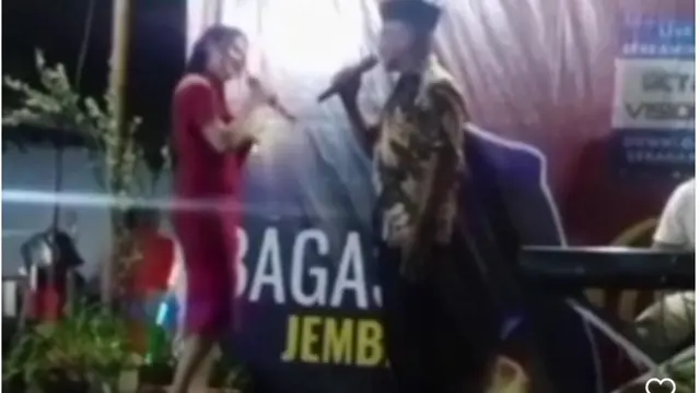 Seorang kepala desa di wilayah Jember terjatuh lalu meninggal dunia saat sedang bernyanyi bersama seorang penyanyi di atas panggung.