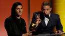 Jack U, Skrillex (kiri) dan Diplo, menerima penghargaan dalam kategori Best Dance Recording untuk lagu Where Are U Now, lagu garapan mereka untuk Justin Bieber, pada Grammy Awards ke-58 di Los Angeles, Senin (15/2). (REUTERS/Mario Anzuoni)