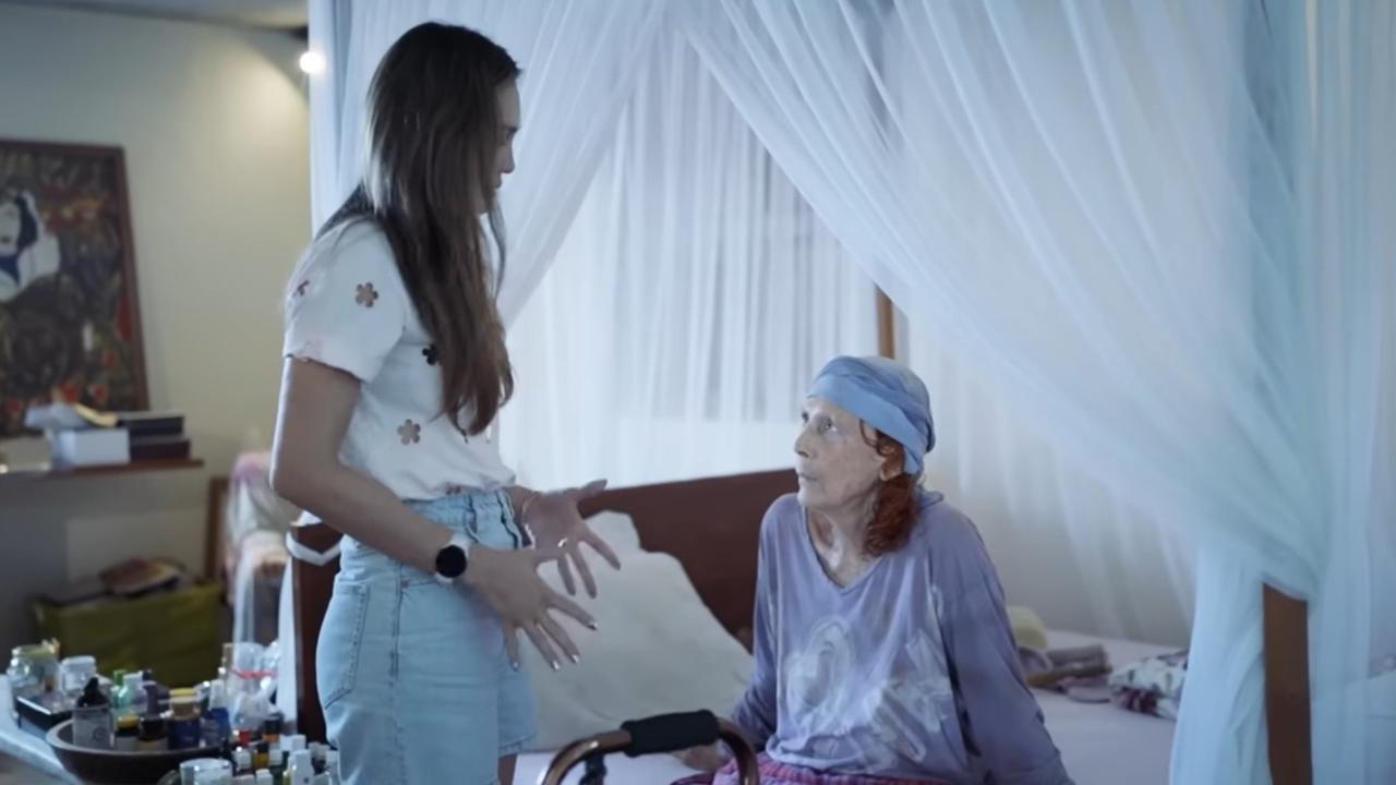 5 Potret Kamar Desa Maya Ibu Luna Maya, Sederhana & Tak Biasa Ada Tangga Menuju Lantai Atas - Kasur Pakai Kelambu