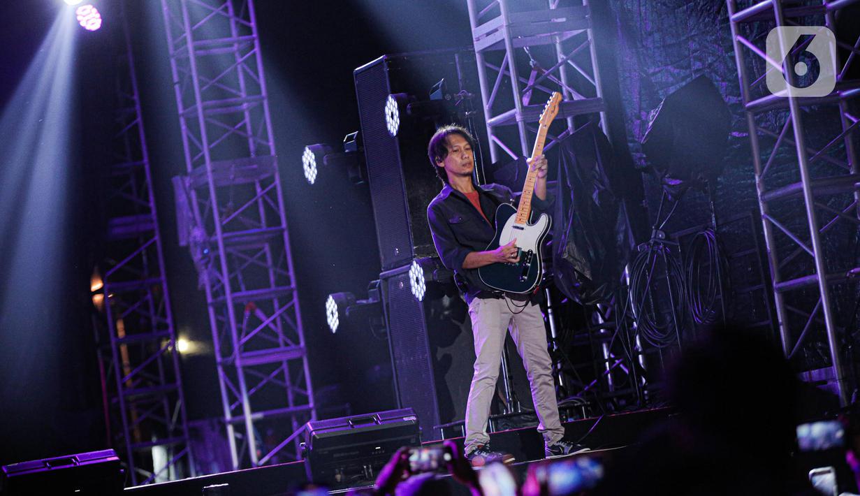 Gitaris band Sheila On 7, Eros saat tampil di atas panggung dalam konser Sheila on 7 yang bertajuk 'Tunggu Aku di Jakarta' di kawasan JIExpo Kemayoran, Jakarta Pusat, Sabtu, (28/1/2023). Dalam penampilannya mereka membawakan sejumlah lagu hits seperti Film Favorit, Seberapa Pantas, Dan. (Liputan6.com/Faizal Fanani)