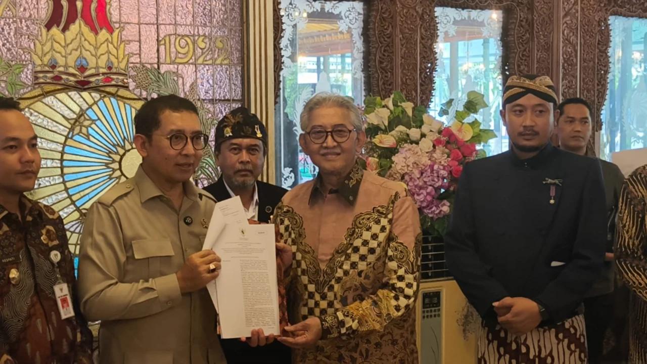 Diwarnai Kericuhan, Menteri Fadli Zon Serahkan Surat Penunjukan Pengelola Keraton Surakarta