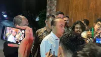 Menteri Komunikasi dan Informasi (Menkominfo) Budi Arie Setiadi usai menghadiri pembekalan calon menteri kabinet pemerintahan Prabowo Subianto. (Liputan6.com/Nanda Perdana Putra)