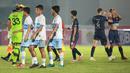 Para pemain Persela Lamongan tampak lesu usai ditaklukkan Arema FC 0-3 dalam laga pekan ke-6 BRI Liga 1 2021/2022 di Stadion Madya, Jakarta, Minggu (3/9/2021). (Bola.com/M Iqbal Ichsan)