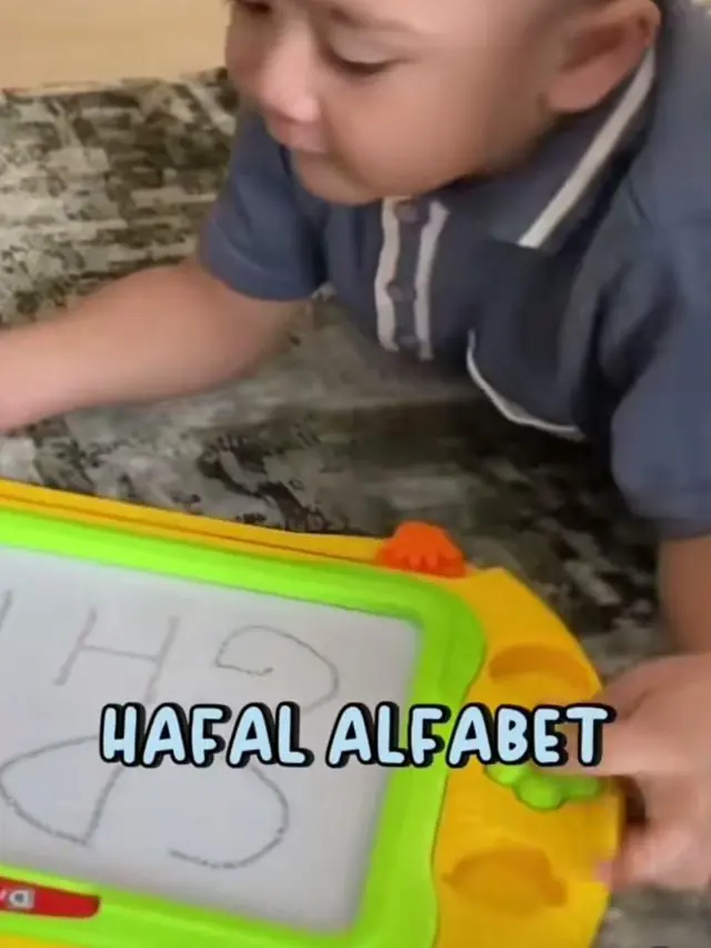 Rayyanza belajar alfabet