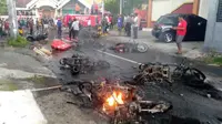 Kondisi motor terbakar yang ditengarai akibat gesekan Arema dan Bonek di Kota Bliitar (18/2/2020). (Bola.com/Istimewa)
