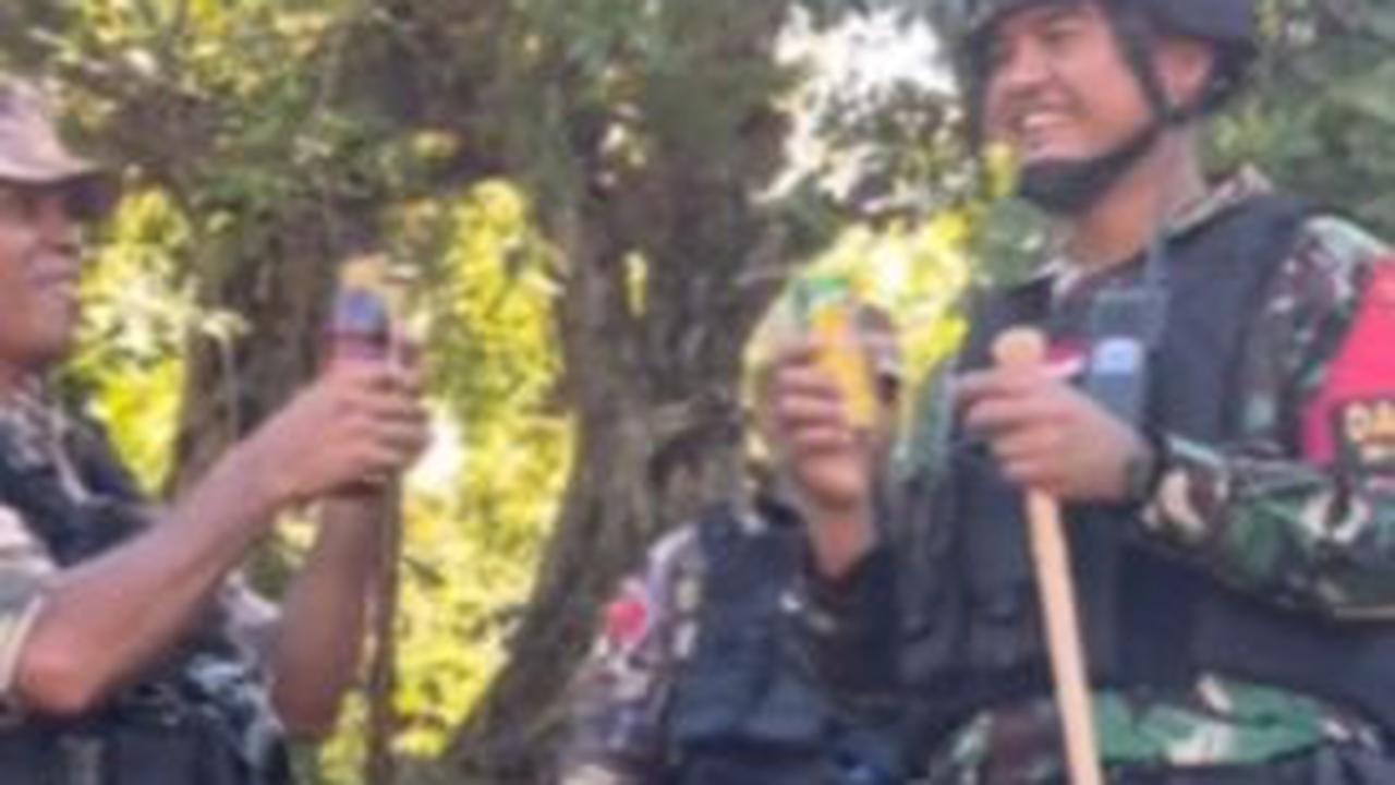 Mereka juga terlihat bertukar minuman. Pasukan TNI memberikan salah satu minuman asli Indonesia, dan begitu pun sebaliknya. <br>