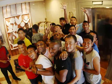 Pemain Sriwijaya FC bersantai di Hotel Bidakara jelang Final Piala Presiden 2015 melawan Persib, Minggu (18/10/2015). (Bola.com/Nicklas Hanoatubun)