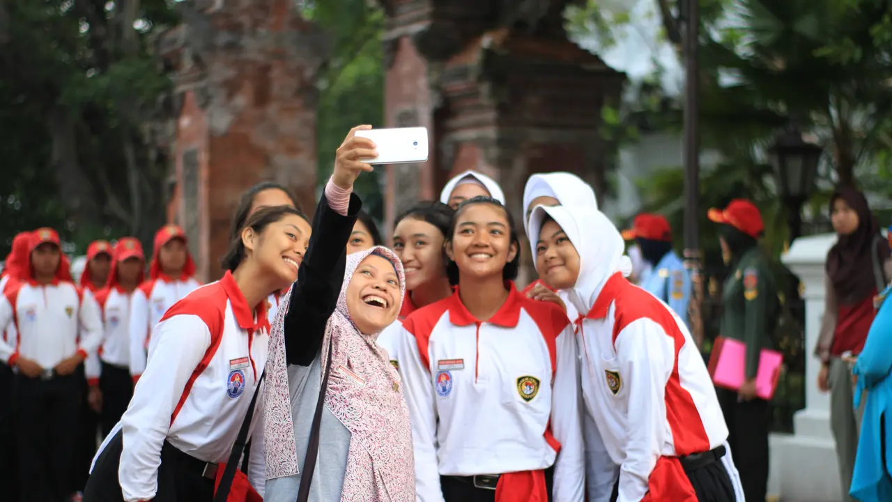 Calon paskibraka putri melakukan swafoto dengan seorang pembina (Foto: M. Fajri Erdyansyah)