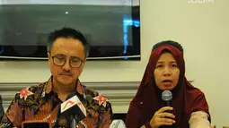 Keluarga korban tragedi pesawat Lion Air JT-610 Merdian Agustin (kanan) saat konferensi pers di Jakarta, Senin (8/4). Keluarga korban kecelakaan pesawat Lion Air JT-610 terus menuntut untuk mendapat kepastian pembayaran hak ganti rugi dari pihak maskapai.  (Liputan6.com/Angga Yuniar)