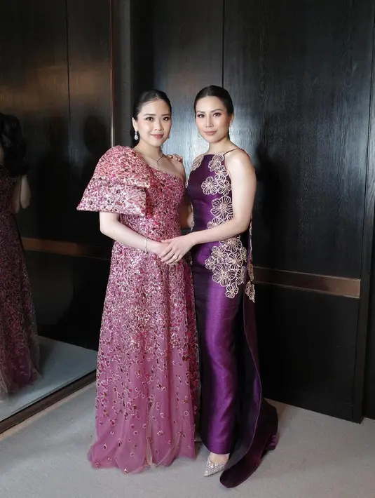 Kali ini, Jessica tampil berduaan dengan sang kakak, Angela Tanoesoedibjo. Mengenakan dress merah muda berkilauan, dengan detail lengan asimetris, Angela dengan gemas berpose memegang perut Jessica yang sudah terlihat membesar. [Foto: Instagram/jessicatanoe]