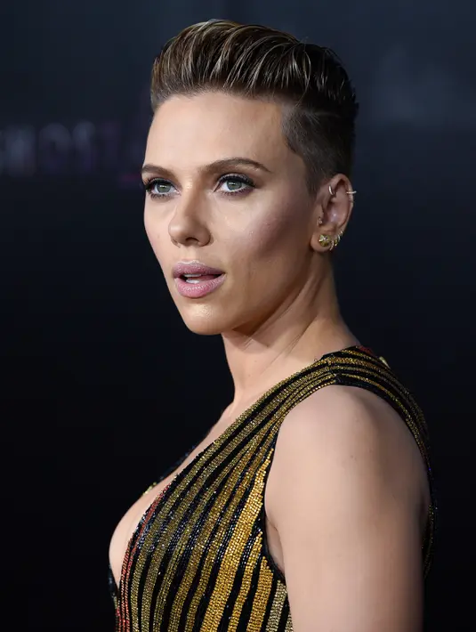 Scarlett Johansson berpose saat pemutaran perdana film "Ghost in the Shell" di AMC Loews Lincoln Square, New York, AS (29/3). film bergenre fiksi ilmiah ini menampilkan Scarlett sebagai polisi wanita bernama Mayor Kusanagi. (Evan Agostini/Invision/AP)