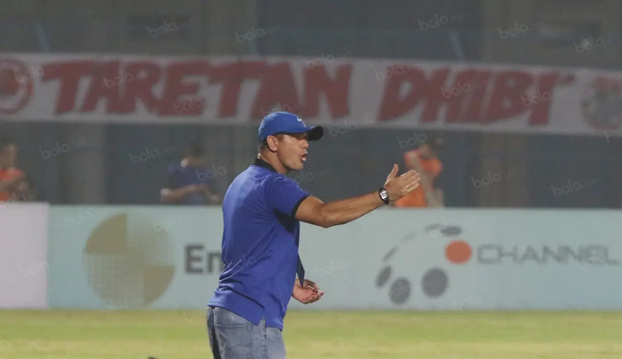 Pelatih Madura United, Mario Oliviera memberikan instruksi kepada anak asuhnya saat melawan Persiba Balikpapan pada Torabika SC 2016 di Stadion Gelora Bangkalan, Senin(13/6/2016).  (Bola.com/Nicklas Hanoatubun)