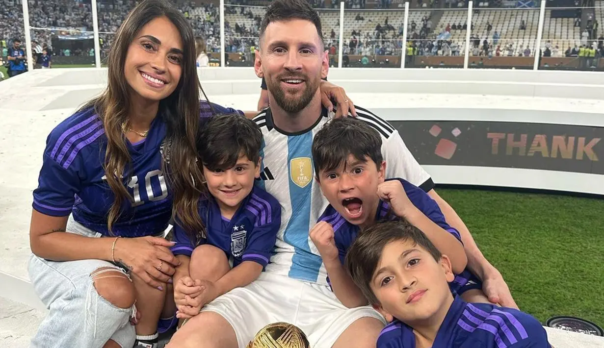 Istri Lionel Messi, Antonella Roccuzzo turut hadir di pertandingan final Piala Dunia 2022 Qatar untuk mendukung sang suami. Tak sendiri, ia juga mengajak ketiga putra kecilnya. Momen bahagia Messi merayakan kemenangan bersama istri dan anak-anaknya di tengah lapangan pun mencuri perhatian. (Liputan6.com/IG/@antonelaroccuzzo)