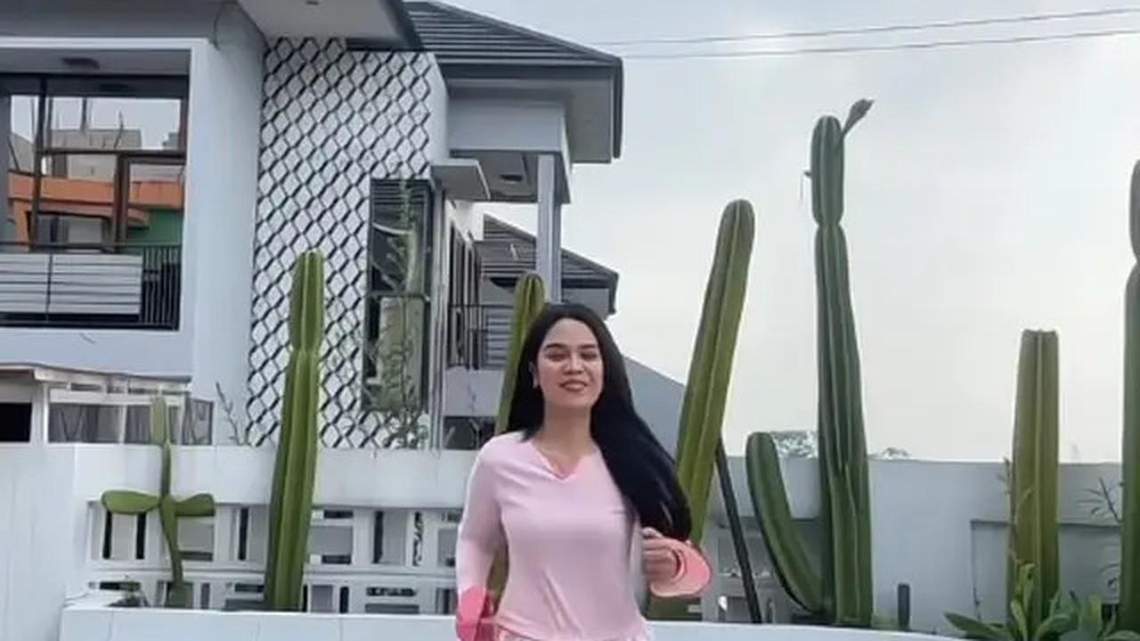 Mengintip Potret Rooftop Rumah Sinta Keong Racun, Usung Desain Tropikal yang Estetik