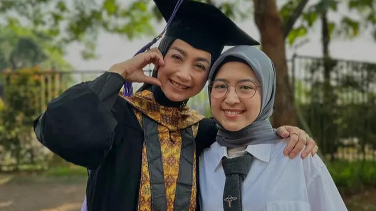 Potret Desy Ratnasari Wisuda S3, Resmi Menyandang Gelar Doktor