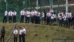 Para pelajar Sekolah Pelita Harapan memberikan semangat kepada Timnas Indonesia yang sedang berlatih di Lapangan SPH Sentul, Jawa Barat, Kamis (1/12/2016). Timnas Indonesia berlatih jelang laga semifinal Piala AFF 2016. (Bola.com/Vitalis Yogi Trisna)