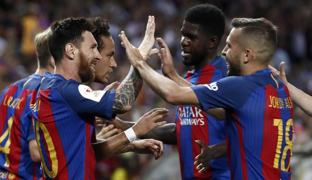 Para pemain Barcelona merayakan gol yang dicetak Lionel Messi pada laga final Copa Del Rey di Stadion Vicente Calderon, Madrid, Sabtu (27/5/2017). Barcelona menang 3-1 atas Alaves. (EPA/Mariscal)